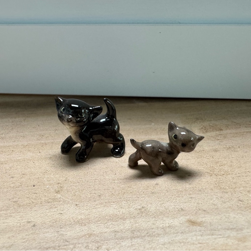 Hagen-Renaker Ceramic Cat Figurine Set - Black and Brown